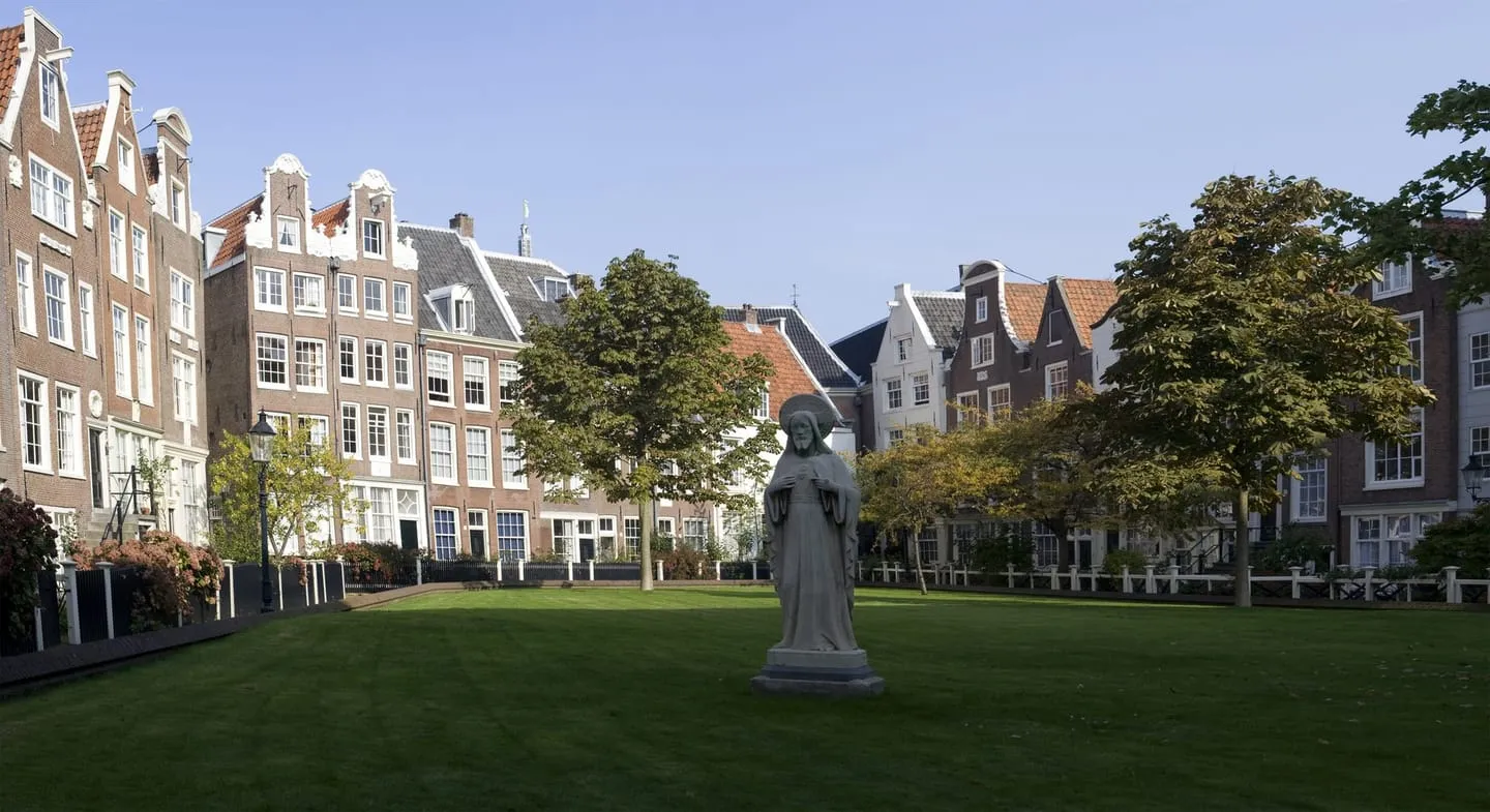 Begijnhof hidden courtyard