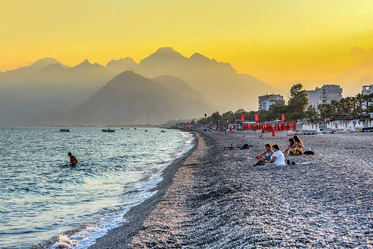 Пляж Коньяалты и Beach Park на закате
