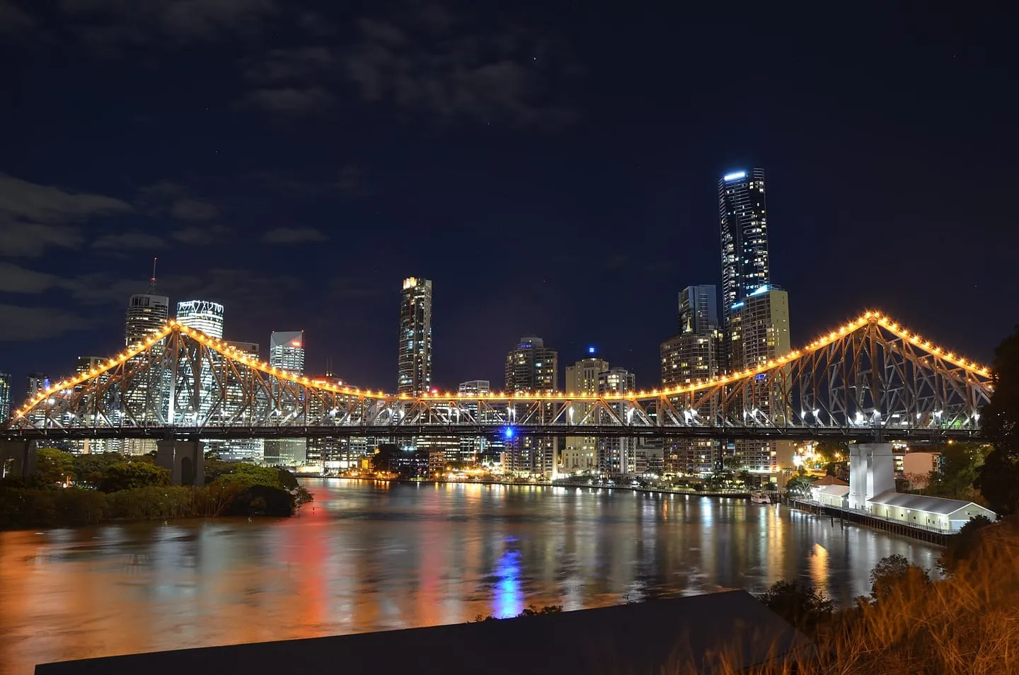 Story Bridge and Kangaroo Point cliffs
