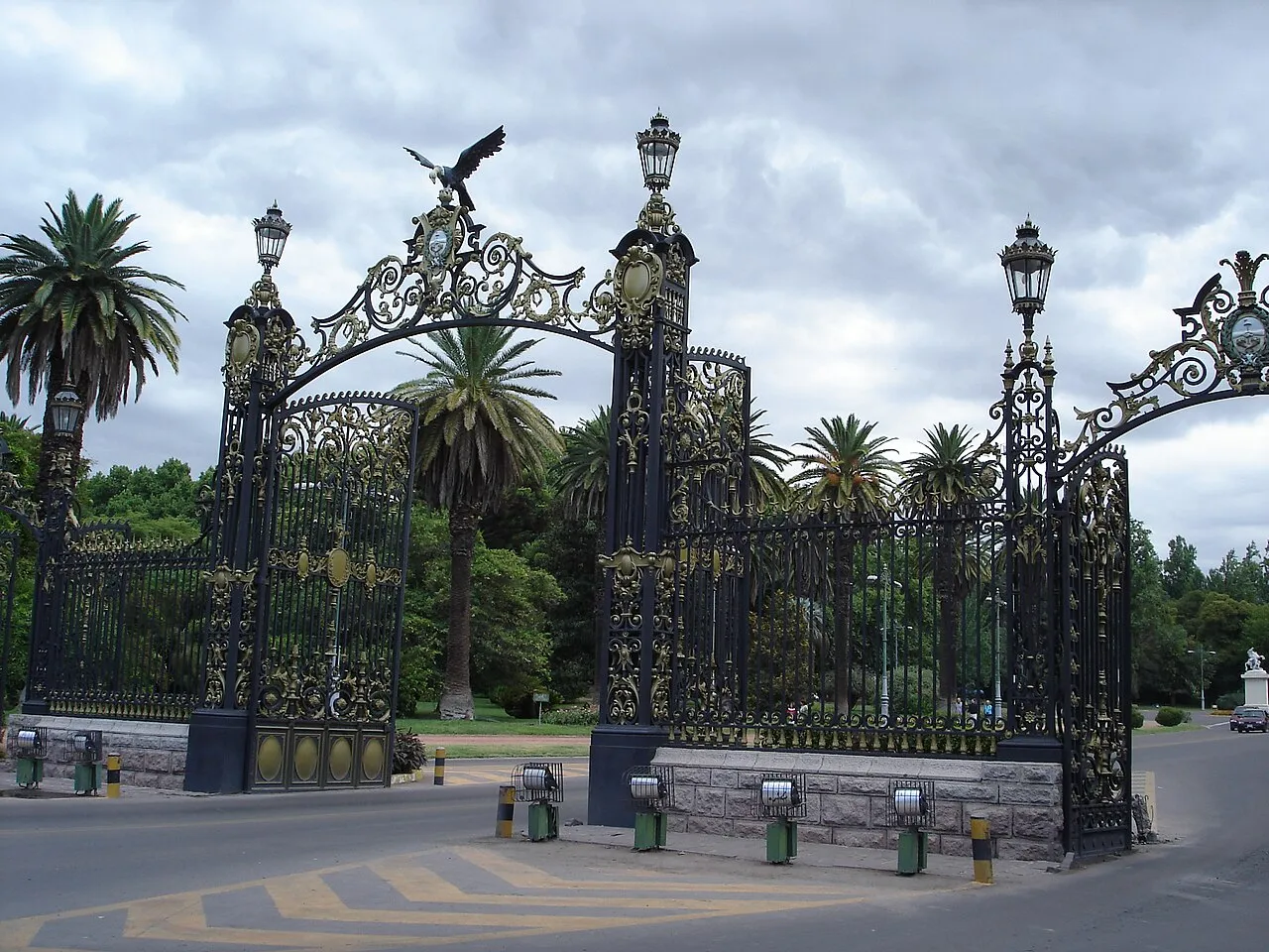 Parque General San Martín a pie: portones, lago y rosedal