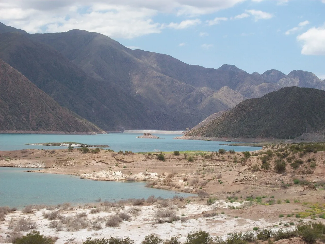 Dique Potrerillos y camino de precordillera