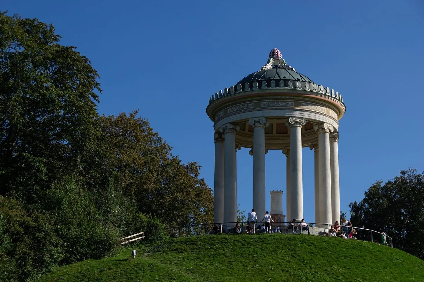 Английский сад и Моноптерос