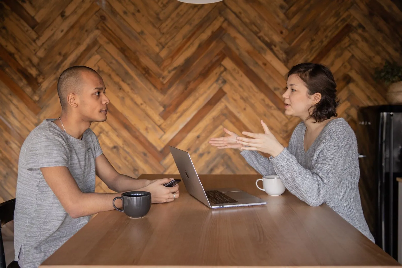 Online or Offline Dating: Which Way of Meeting Fits You?