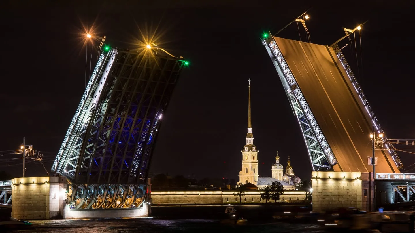 Дворцовая набережная и мосты