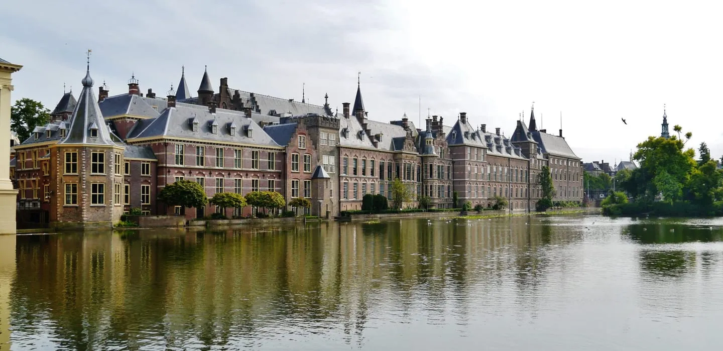Binnenhof and Hofvijver walk