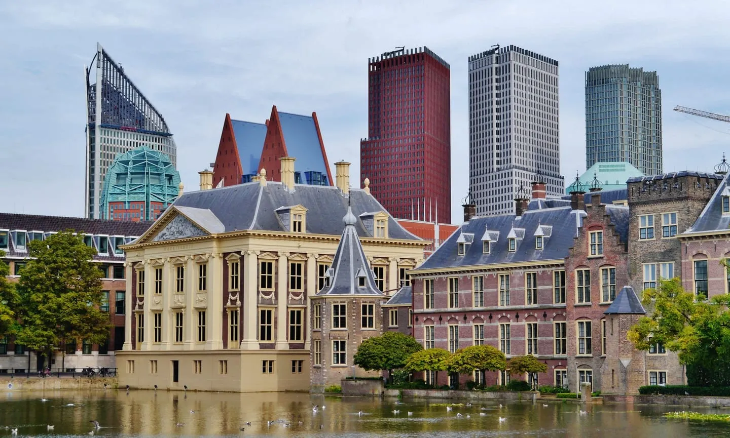 Mauritshuis by the pond