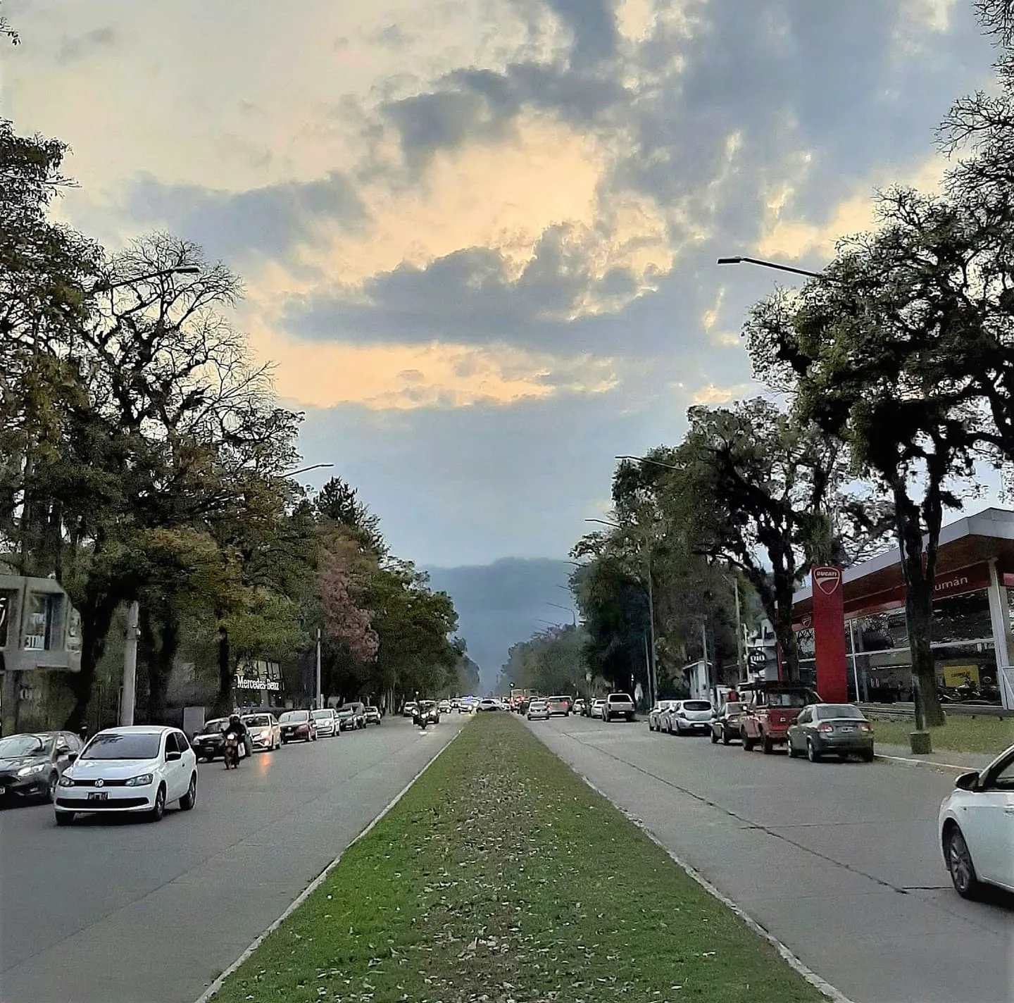 Yerba Buena y Avenida Aconquija