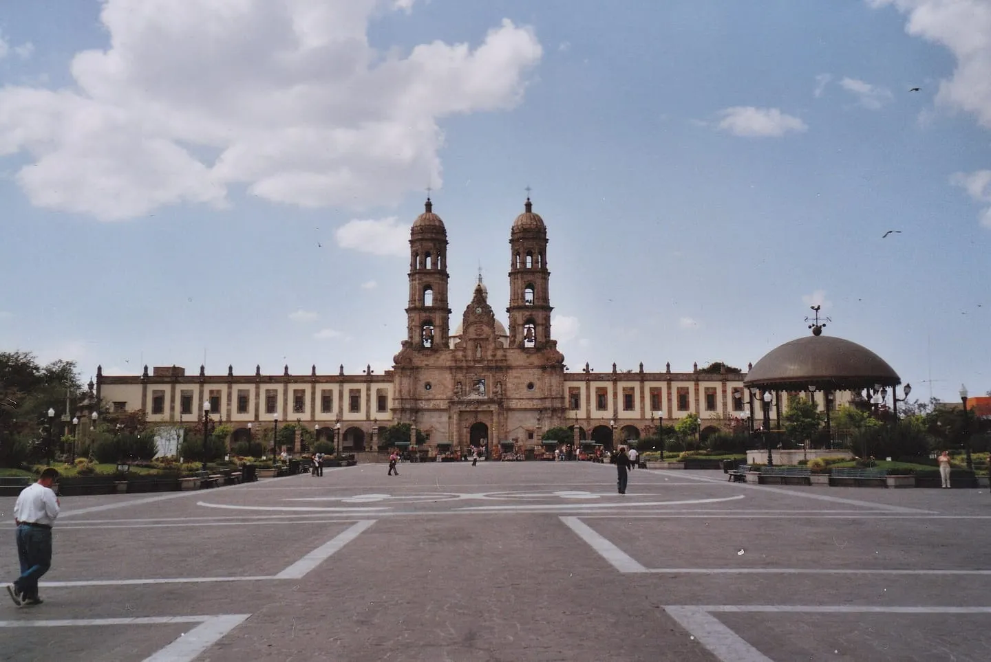 Basílica y Plaza de las Américas